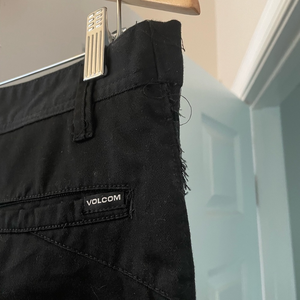 Volcom boys shorts in black. Waist size is 30. - Picture 4 of 4